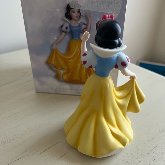 Disney Showcase Snow White - Picture 2 of 4